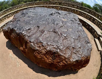 世界最大陨石雨和陨石降落在哪里？何时降落的？