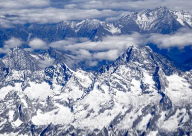 世界高峰最多的山脉是什么？有多少高峰？