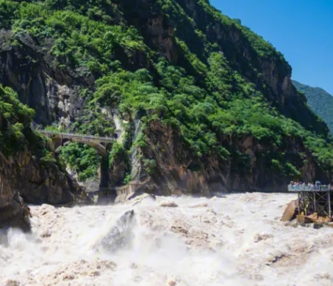 中国最深的大峡谷云南省丽江县的虎跳峡，都有什么自然景观？