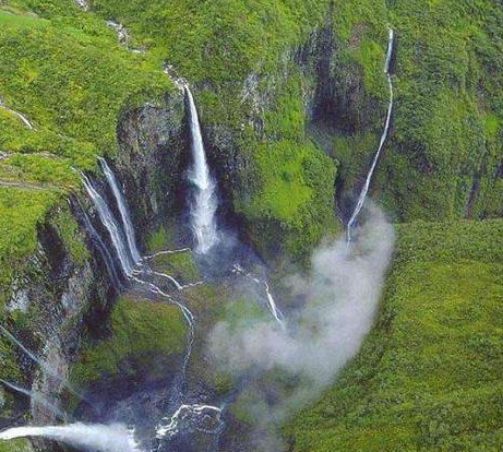 世界降水最大最多的地区乞拉朋齐，该气候是怎么形成的？