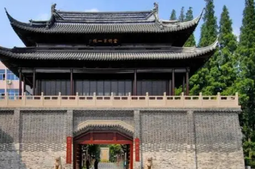 中国最大的城市是什么？地理位置如何？