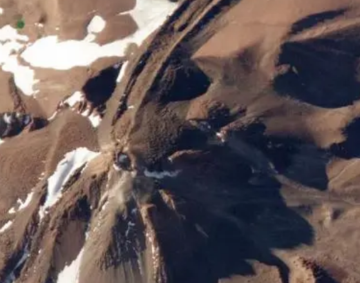 世界海拔最高的活火山叫什么？位于什么地方？