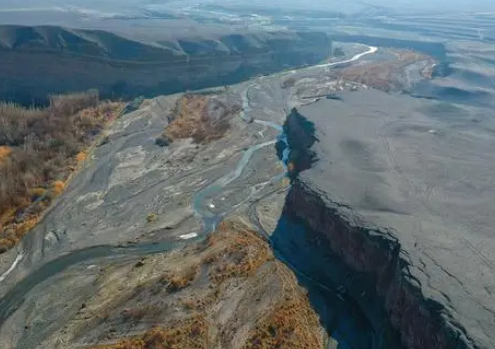 中国年平均降水量最少的地方是在什么位置？有什么影响？