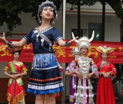 中国少数民族人口最多的是什么？生活在什么地方？