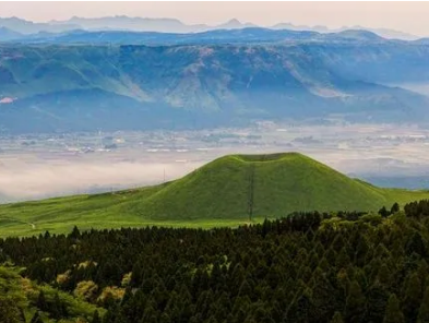 最大的火山口是阿苏山吗？周长是多少米？