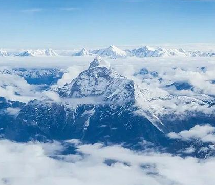 最高的山峰海拔高度多少？地理位置在哪里？
