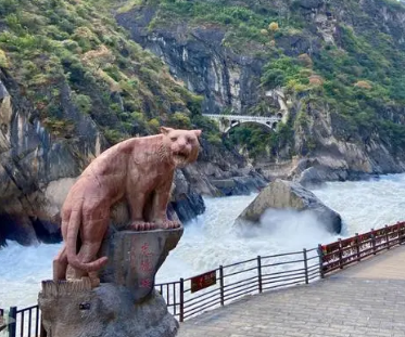 世界最深的大峡谷是虎跳峡吗？有多深？