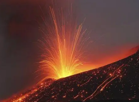 印尼的巽他群岛是世界上火山最集中的地方，位于印尼的什么地方？