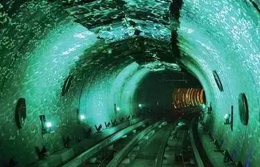 日本的青函海底隧道是世界上最长的海底隧道，全长多少公里？