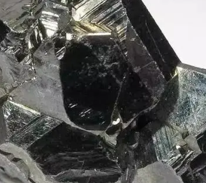 马来西亚锡储量居世界首位，主要分布在什么地方？