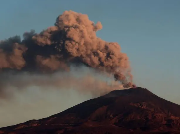 喷发次数最多的活火山是埃特纳火山吗？喷发了几次？