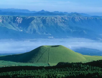 最大的火山口是阿苏山吗？周长是多少？