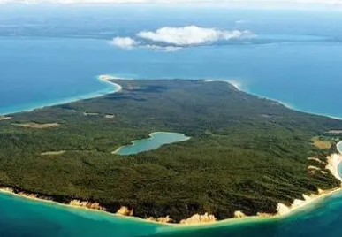 最大的湖中之湖是马尼图林湖吗？面积多大？