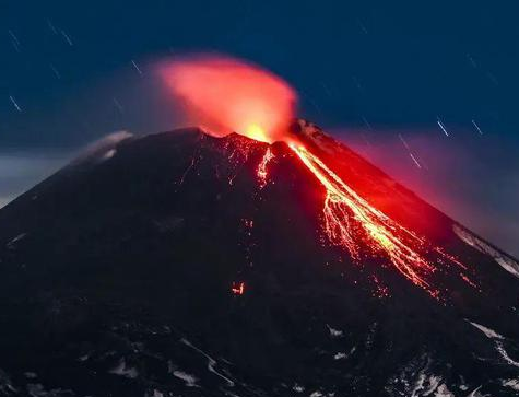 喷发次数最多的火山是什么？在哪个州？