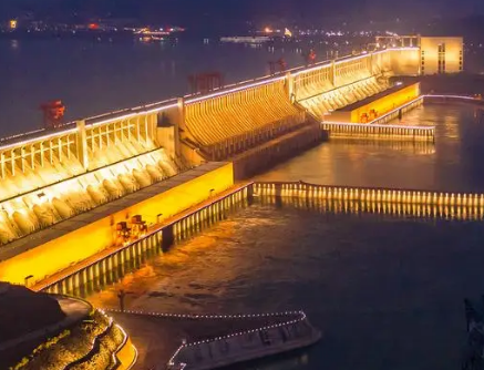 世界上最大的水利枢纽工程是什么？在什么背景下建设的？