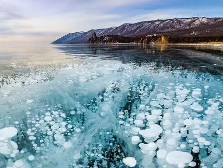 世界上最深的湖泊深度到达多少米？地理位置在什么地方？